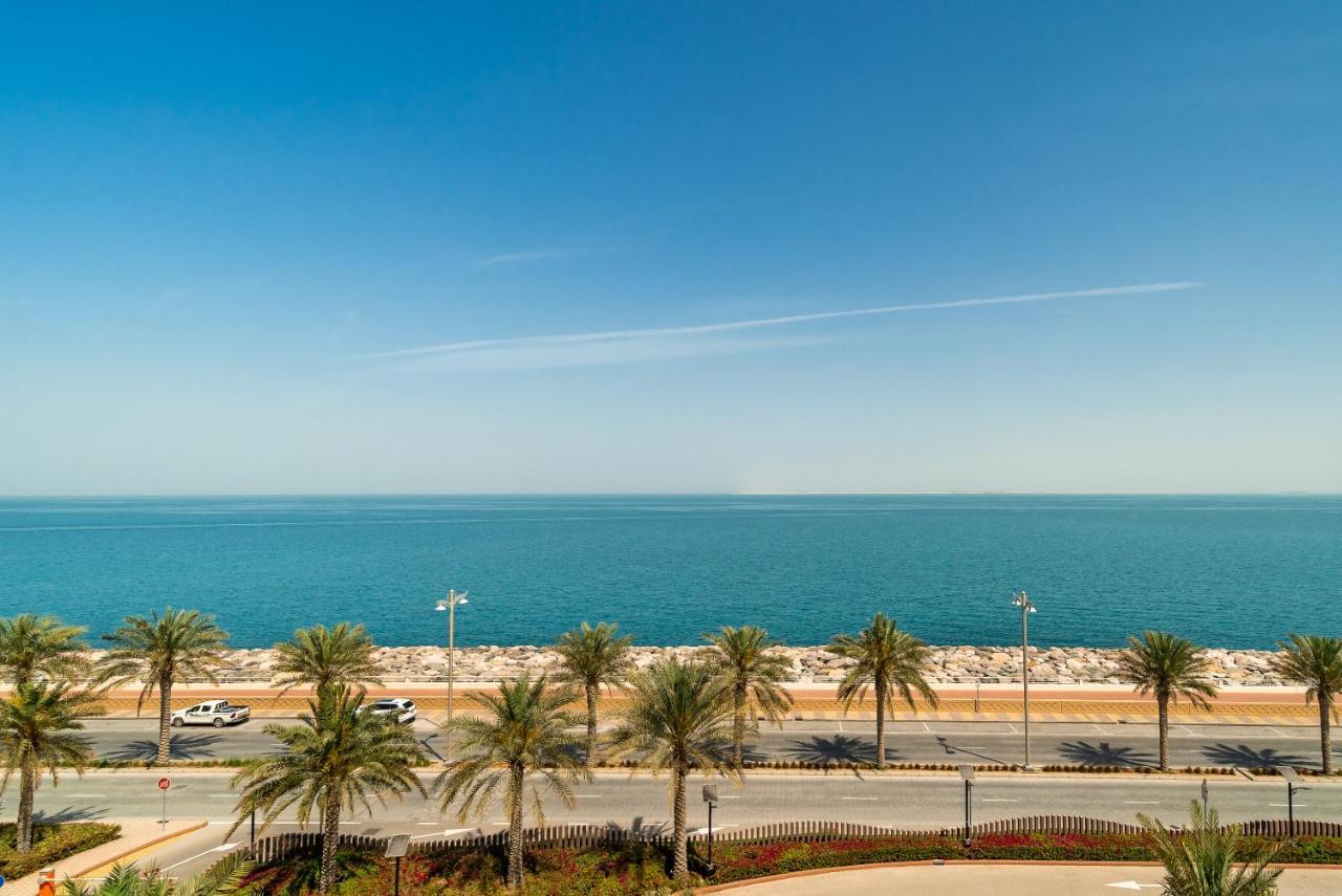 Globalstay At Palm Jumeirah Beachfront Paradise With Pool And Gym अपार्टमेंट *