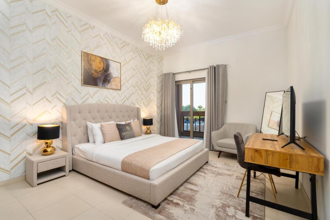 Globalstay At Palm Jumeirah Beachfront Paradise With Pool And Gym अपार्टमेंट