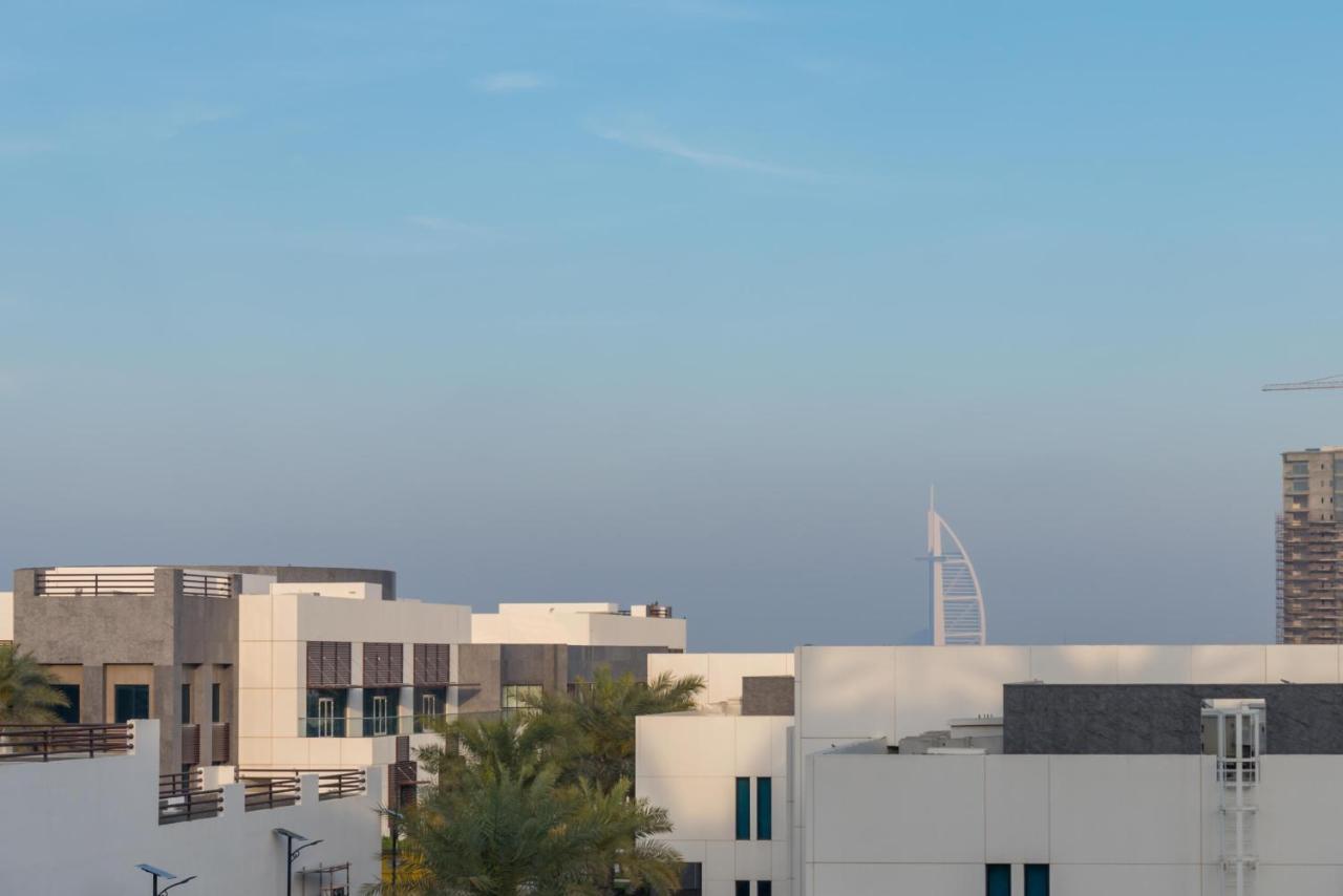 Апартаменти Globalstay At Palm Jumeirah Beachfront Paradise With Pool And Gym Дубай