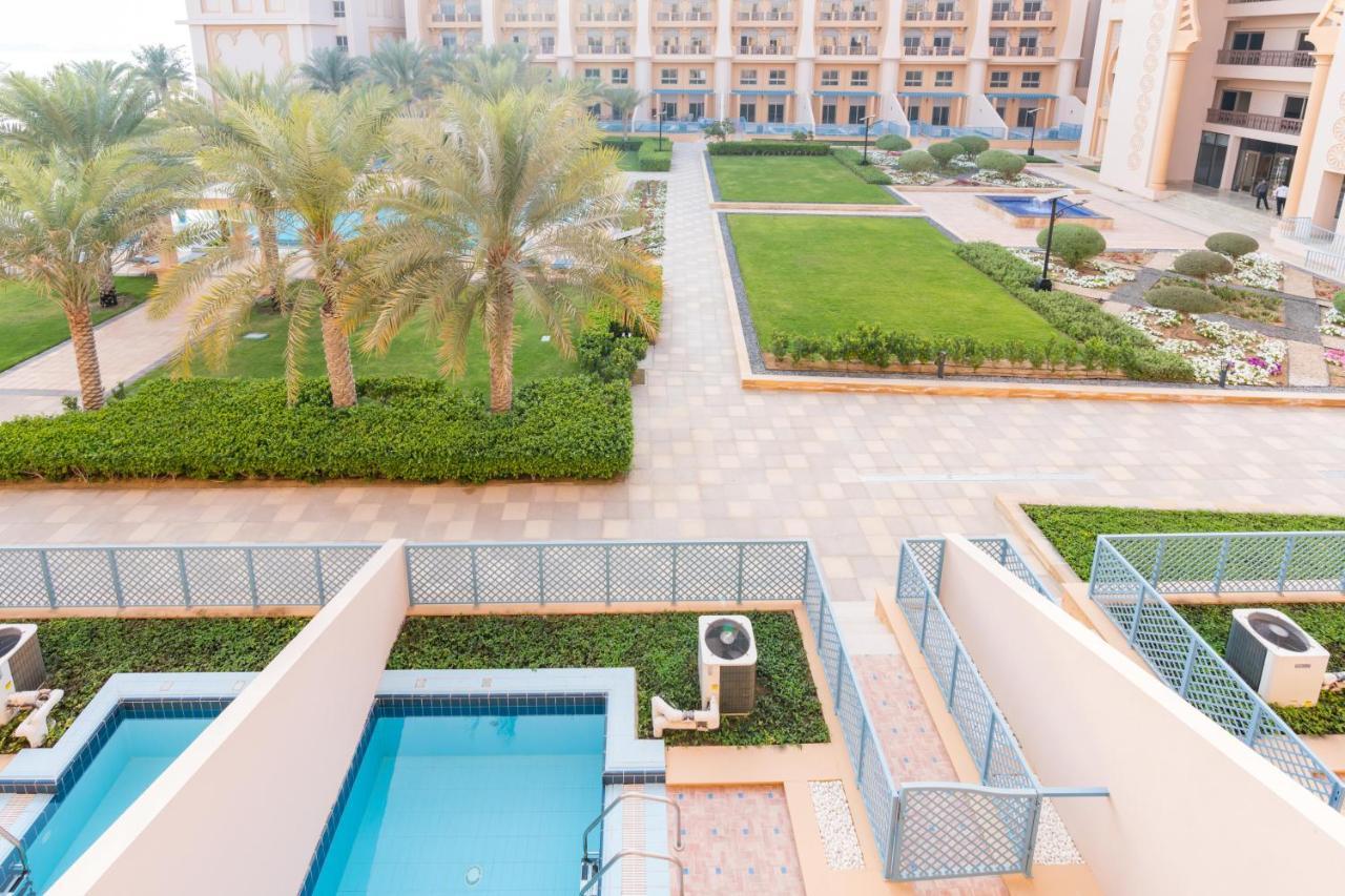 Апартаменты Globalstay At Palm Jumeirah Beachfront Paradise With Pool And Gym *