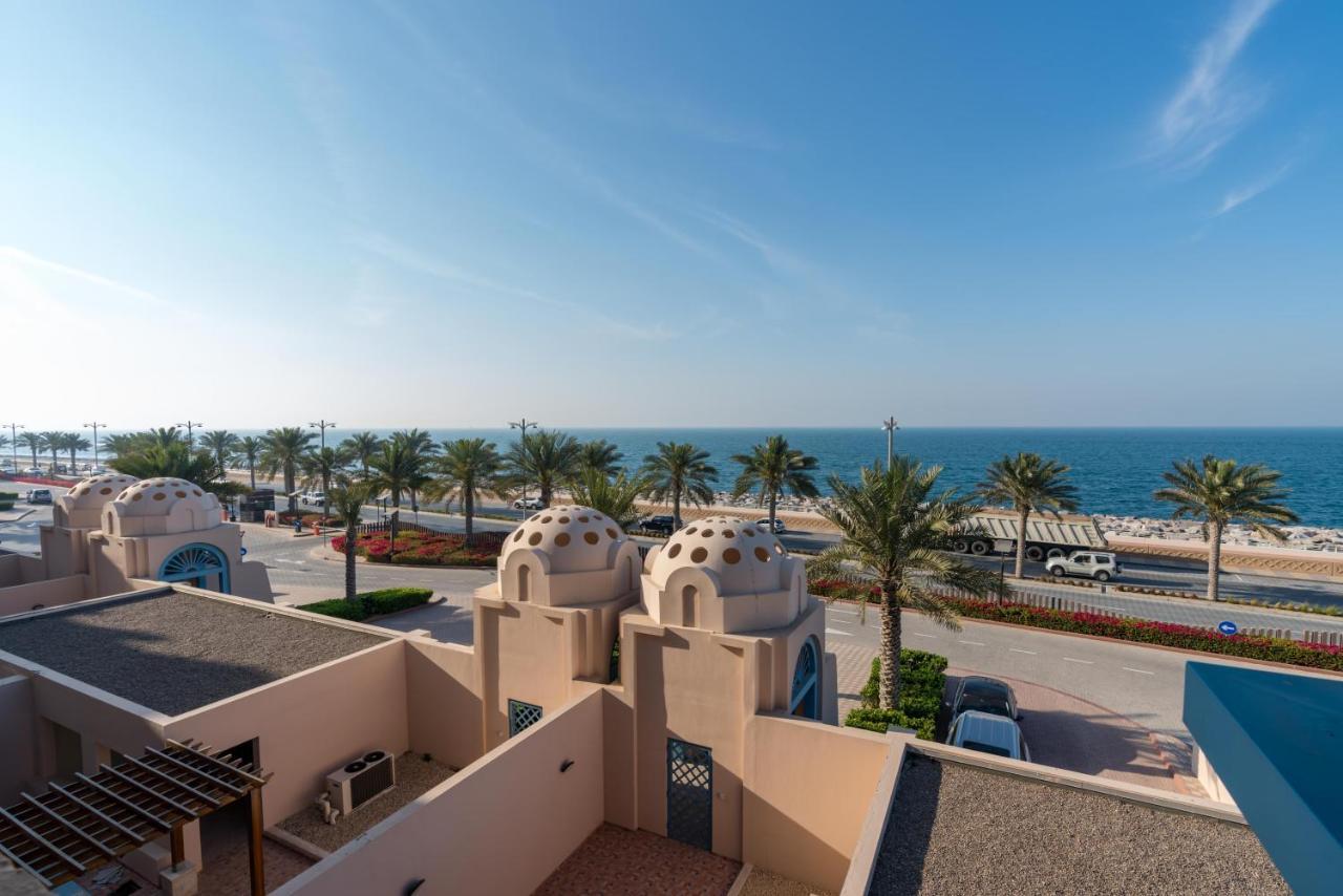 Апартаменти Globalstay At Palm Jumeirah Beachfront Paradise With Pool And Gym Дубай